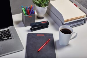 Taśma Dymo 40917 D1 9mm x 7m czerwona/czarny nadruk